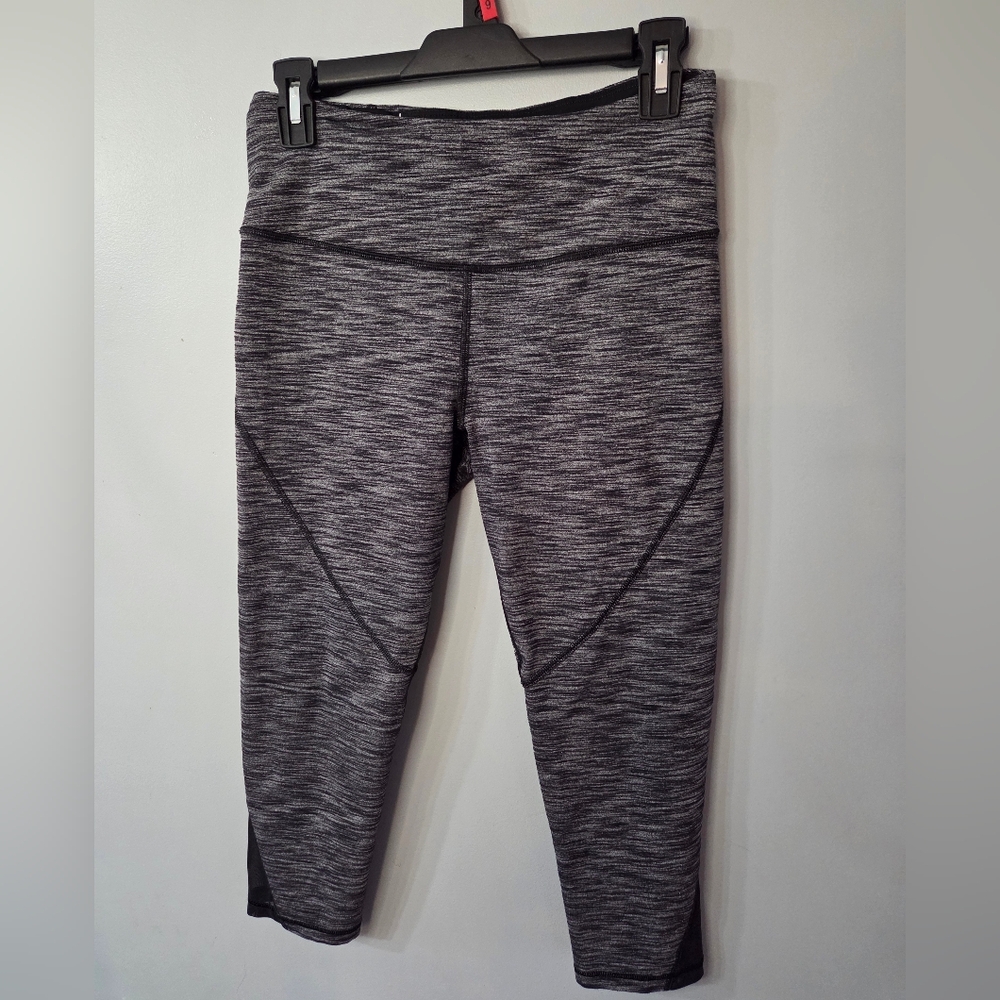 Victoria's Secret Sport Womens M Cropped Capri Leggings Black Gray Mesh Bottom